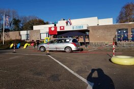 Zwembad De Zeehoek reikt op speciale manier diploma`s uit.