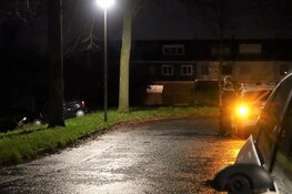 Auto vliegt uit de bocht in Andijk. Bestuurder slaat op de vlucht