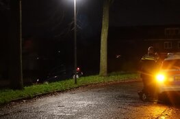 Auto vliegt uit de bocht in Andijk. Bestuurder slaat op de vlucht