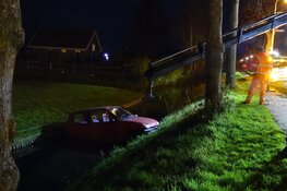 Auto te water na botsing in Zwaagdijk-Oost
