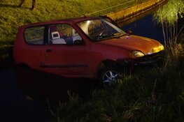 Auto te water na botsing in Zwaagdijk-Oost