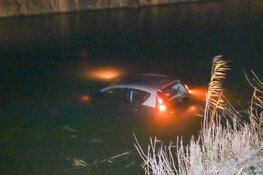 Automobilist rijdt ijskoude sloot in