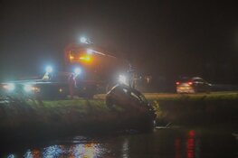 Automobilist rijdt ijskoude sloot in