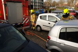 Oudere automobilist rijdt door de heg in Wognum