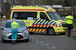 Oudere vrouw wordt aangereden op de fiets door auto in Medemblik