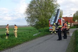 Auto raakt te water in Medemblik: bestuurder gevlucht