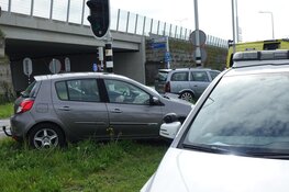 Auto's botsen bij Zwaagdijk, bestuurder naar ziekenhuis gebracht