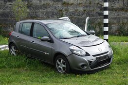 Auto's botsen bij Zwaagdijk, bestuurder naar ziekenhuis gebracht