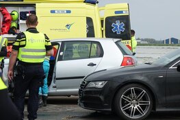 Twee auto's botsen in Andijk, persoon naar het ziekenhuis gebracht