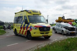 Twee auto's botsen in Andijk, persoon naar het ziekenhuis gebracht