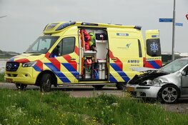 Twee auto's botsen in Andijk, persoon naar het ziekenhuis gebracht