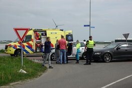 Twee auto's botsen in Andijk, persoon naar het ziekenhuis gebracht