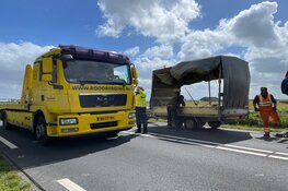 Aanhanger en boom omver door storm