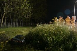 Auto vliegt uit de bocht in Wervershoof