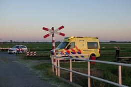 Auto te water in Midwoud, ambulance komt vast te zitten