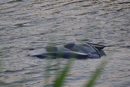 Auto te water in Midwoud, ambulance komt vast te zitten