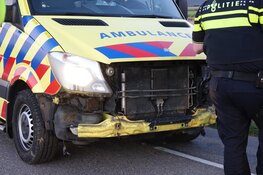 Auto te water in Midwoud, ambulance komt vast te zitten