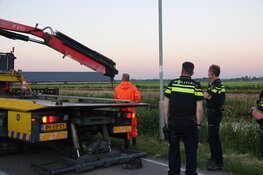 Auto te water in Midwoud, ambulance komt vast te zitten