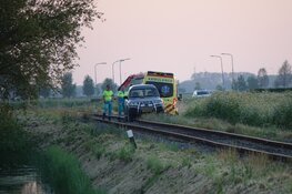 Auto te water in Midwoud, ambulance komt vast te zitten