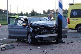 Auto's botsen in Medemblik, twee personen naar ziekenhuis gebracht