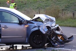 Auto's botsen in Medemblik, twee personen naar ziekenhuis gebracht