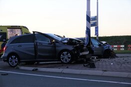 Auto's botsen in Medemblik, twee personen naar ziekenhuis gebracht