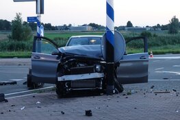 Auto's botsen in Medemblik, twee personen naar ziekenhuis gebracht