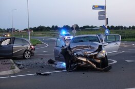 Auto's botsen in Medemblik, twee personen naar ziekenhuis gebracht