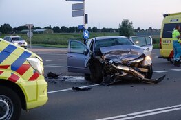 Auto's botsen in Medemblik, twee personen naar ziekenhuis gebracht