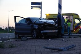 Auto's botsen in Medemblik, twee personen naar ziekenhuis gebracht