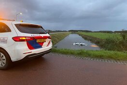 Bestuurder rijdt met auto water in
