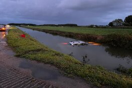 Bestuurder rijdt met auto water in