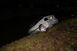 Auto half in sloot aangetroffen in Wervershoof