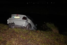 Auto half in sloot aangetroffen in Wervershoof