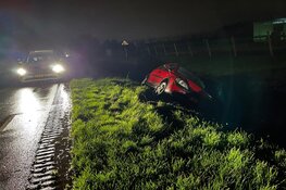 Automobilist vlucht na in sloot te zijn gereden in Andijk