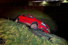 Automobilist vlucht na in sloot te zijn gereden in Andijk