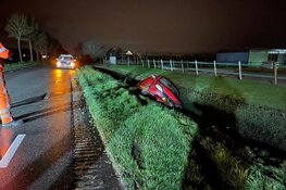 Automobilist vlucht na in sloot te zijn gereden in Andijk