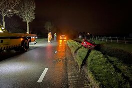 Automobilist vlucht na in sloot te zijn gereden in Andijk