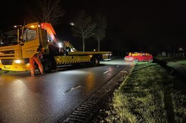 Automobilist vlucht na in sloot te zijn gereden in Andijk