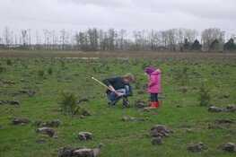 500 bomen geplant tijdens boomplantdag bij de Groote Vliet